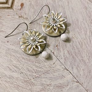 🤍 ✨ VINTAGE Cream & White Round Dangle Metal Earrings 🤍 ✨ SNOWFLAKE ❄️